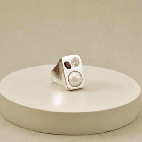Anillo de plata con perla, granate y cubic – hecho a mano
