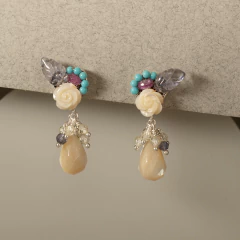 Aros bordados con madreperla beige, iolita y rubí – hecho a mano