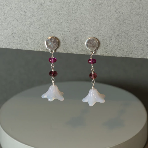 Aros de plata con flores de murano, turmalinas y rubíes – hecho a mano