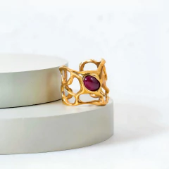 Anillo Spider bañado en oro con raíz de rubí - hecho a mano