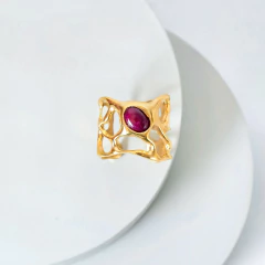 Anillo Spider bañado en oro con raíz de rubí - hecho a mano