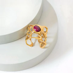 Anillo Spider bañado en oro con raíz de rubí - hecho a mano