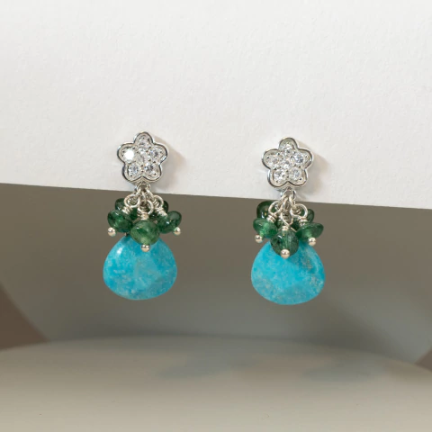 Aros con bases de plata 925 con circones, combinados con Gota de turquesas y Racimos de esmeraldas