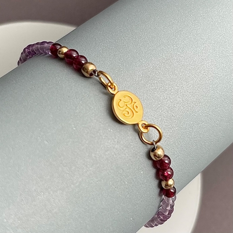 Pulseras con centro bañado en oro y piedras