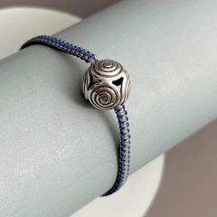 Pulseras tejidas con hilos de seda en 2 colores, con centro