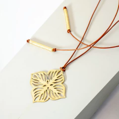 Collar Largo o choker con flor calada