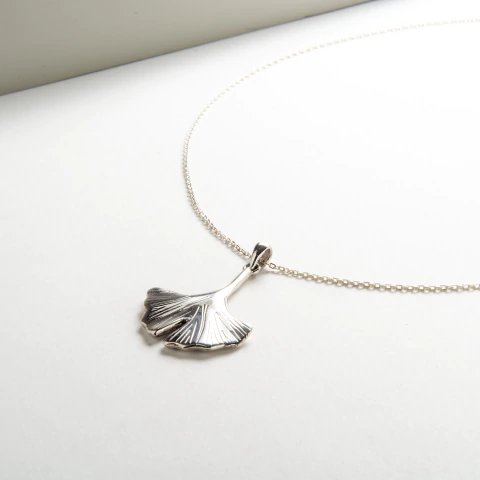 Collar de plata 925 con dije de hoja de Ginkgo, símbolo de resiliencia y belleza natural - Blauhaus

