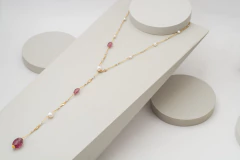 Collar versátil con turmalina rosa - hecho a mano
