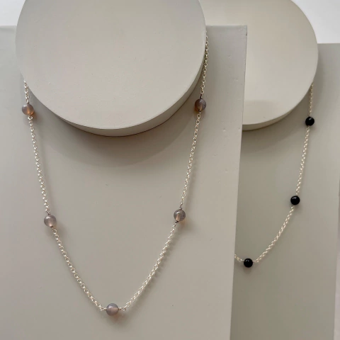 Collar corto de plata con ágata gris – hecho a mano
