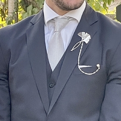 Boutonniere Gingko Doble con cadena