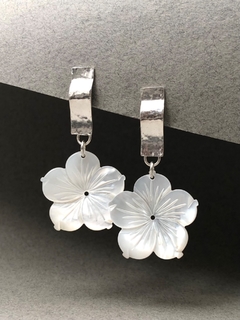Aros flor de madreperla - comprar online