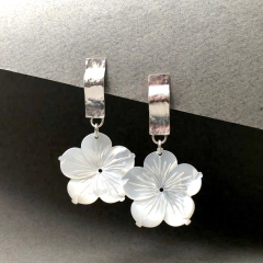 Aros flor de madreperla