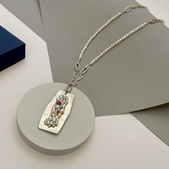 Collar largo bordado con perlas