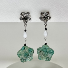 aros Flor de turquesa, gotas de madre perla - comprar online