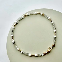 Pulsera combinada con labradorita y howlita - hecho a mano