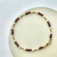 Pulsera combinada con granate y howlita - hecho a mano