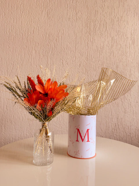 Arranjo Floral + vaso de vidro laranja