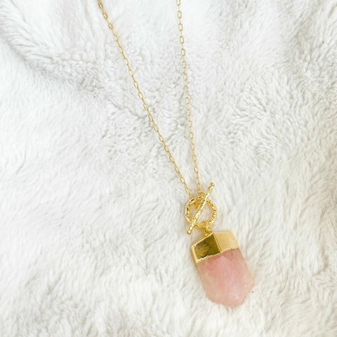 COLAR ARGOLA BATIDA QUARTZO ROSA MEIA PONTA