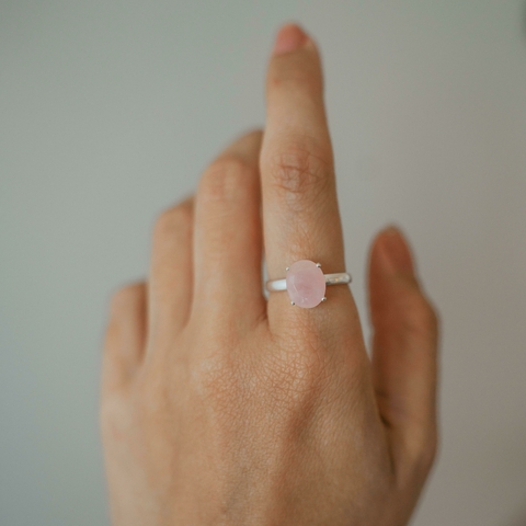 ANEL SOLITÁRIO FACETADO QUARTZO ROSA REGULÁVEL - Prateado - comprar online