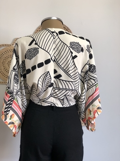 Cropped laço manga morcego - fundo offwhite na internet