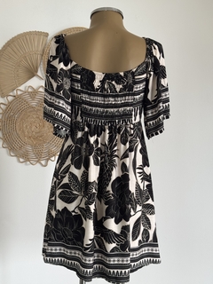 Vestido curto com mangas