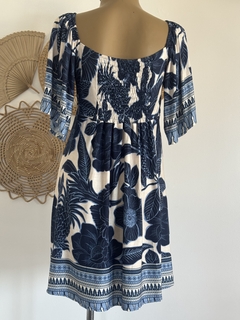 Vestido curto com mangas