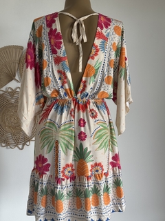 Vestido curto, manga morcego…