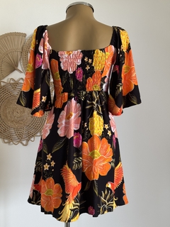 Vestido curto com mangas
