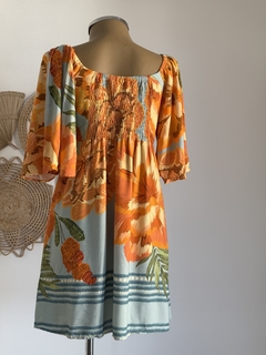 Vestido curto com mangas - Flores bordadas