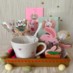 Desayuno de Pascua Rosa con huevo de pascua en internet
