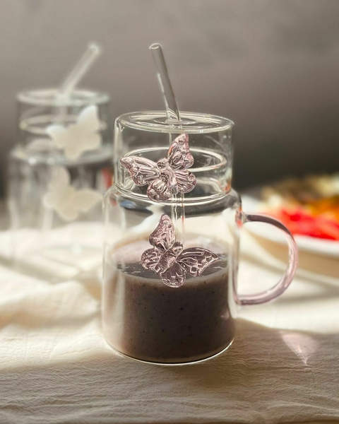 Vaso de vidrio c/ tapa y sorbete aplique mariposa