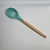 COLHER VAZADA DE SILICONE COM CABO DE MANDEIRA