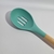 COLHER VAZADA DE SILICONE COM CABO DE MANDEIRA - comprar online