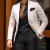 Traje Natural
Blazer Beige
Saco Beige
Pantalon Negro
Camisa Negra
Corbata Negro