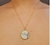 Colar Corrente Feminino com Pingente Madrepérola Redonda Palavra Fé Folheado Ouro 18k Tendência