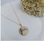 Colar Corrente Feminino com Pingente Madrepérola Redonda Palavra Fé Folheado Ouro 18k Tendência