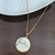 Imagem do Colar Corrente Feminino com Pingente Madrepérola Redonda Palavra Fé Folheado Ouro 18k Tendência