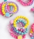 Kit Infantil Laço Lacinho de Cabelo Para Meninas + Conjunto Mix 5 Pulseira miçangas Coloridas Personagens Disney Presente