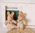 Chaveiro Coelho de Pelucia Jardineira com roupa Vestido Pendurar Xadrex Brinquedos Decoração Lembrancinha - comprar online