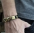 Pulseira Bracelete Masculino Feminino Couro Sintético Placa Aço Inox Folheado Tudo Posso Fé Gratidão Pai Nosso na internet