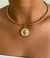 Colar Choker Feminino Elo Aro Liso com Pingente Medalha Redonda Leão Onça Preto Branco Folheado Ouro 18k Tendência Moda - comprar online