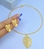 Kit Colar e Brincos Feminino Choker Elo Aro Rigido Redondo com Pingente Folha de Adão Folheado Ouro 18k Tendência