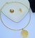 Kit Conjunto Colar e Brincos Feminino Choker Elo Aro Rigido Liso com Pingente Medalha Oração Pai Nosso Folheado Ouro 18k