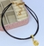 Colar Choker Couro Preto com Pingente Chapéu Folheado Ouro Inspiração Country Mulher Peoa / Gargantilha Camurça Moda na internet