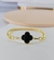 Pulseira Bracelete com Pingente Flor trevo Preto Verde Branco Folheado Ouro Dourado inspiração Blogueira Virgínia - comprar online