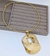 Colar Choker aro liso Rígido folheado ouro com Pingente pedra Madripérola retangular detalhe vazado Luxo Festa Tendência 2025