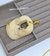 Colar Choker aro liso Rígido folheado ouro com Pingente pedra Madripérola retangular detalhe vazado Luxo Festa Tendência 2025 - loja online