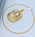 Colar Choker aro liso Rígido folheado ouro com Pingente pedra Madripérola retangular detalhe vazado Luxo Festa Tendência 2025 - Store LVO