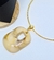 Colar Choker aro liso Rígido folheado ouro com Pingente pedra Madripérola retangular detalhe vazado Luxo Festa Tendência 2025 - comprar online