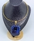 Colar Choker aro liso Rígido folheado ouro com Pingente pedra Madripérola retangular detalhe vazado Luxo Festa Tendência 2025